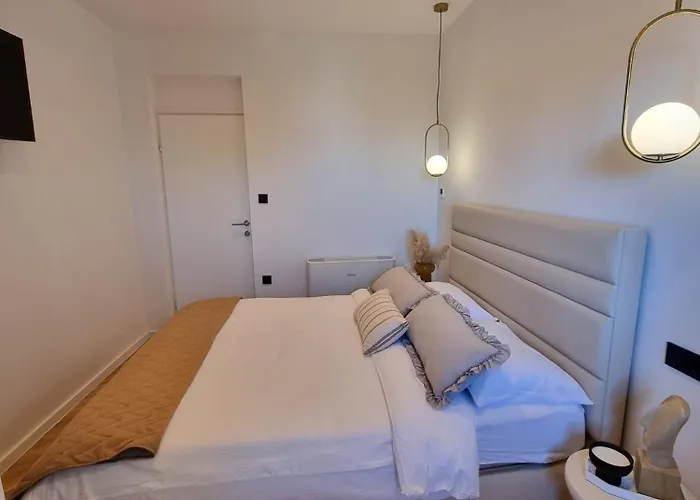 Collis * ماكارسكا