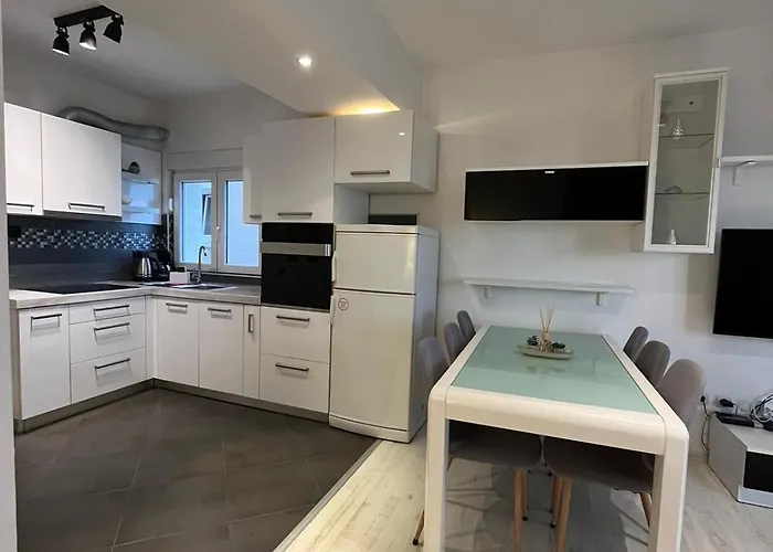 Collis * ماكارسكا