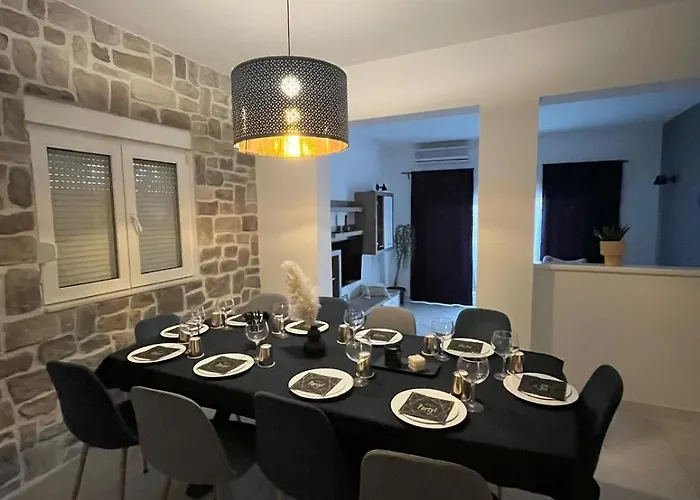 Collis * ماكارسكا