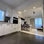 Collis Apartment *