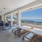 Collis Apartment