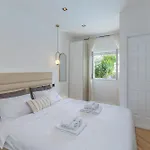 Collis Apartment *