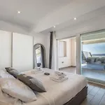 Collis Apartment