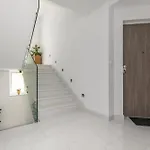 Collis Apartment *