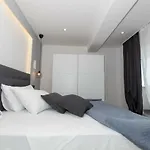 Collis Apartment *