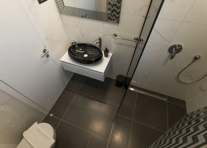 Collis Apartman *